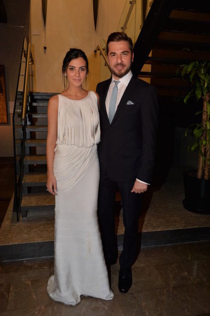 BU ne sevgi ah! Engin Altan Düzyatan cipini satıp, nişanlısı Neslişah Alkoçlar'a tektaş yüzük almıştı.