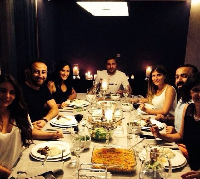 NESLİŞAH'IN EV TOTEMİ Engin Altan Düzyatan-Neslişah Alkoçlar çifti, aylık kirası 15 bin lira olan Çubuklu Vadi Evleri'deki villalarında ilk misafirlerini böyle ağırlamıştı...