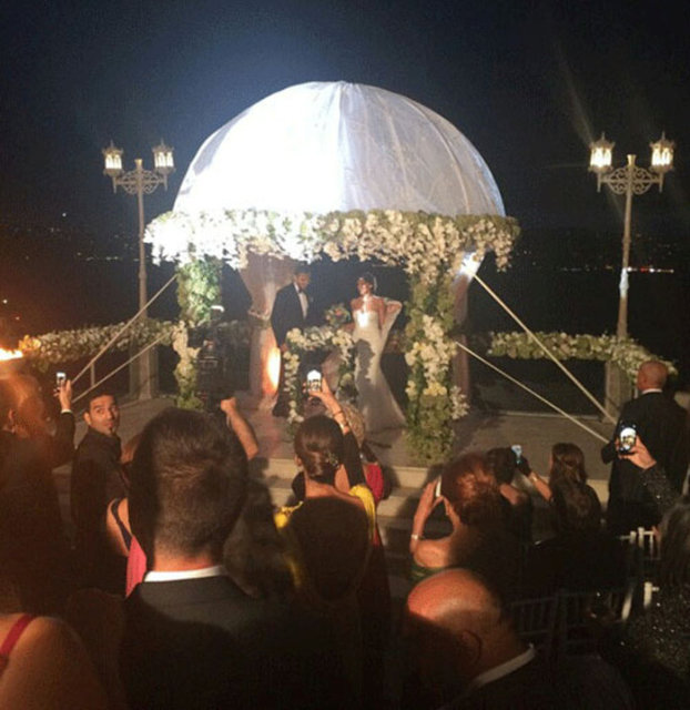 Evlilik için gün sayan Engin Altan Düzyatan, nişanlısı Neslişah Alkoçlar'a tam 100 bin dolar değerinde 4 karatlık bir tektaş yüzük hediye etmişti.