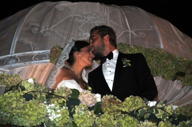 Engin Altan Düzyatan, gelini alnından öptü.