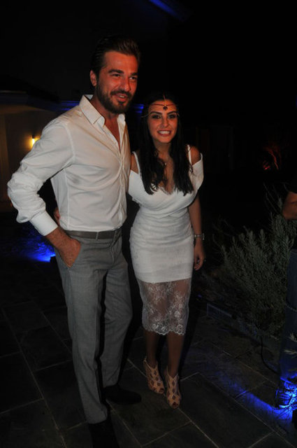 Çubuklu Vadi Evleri'nde aylık 15 bin TL'ye ev kiralayan yakışıklı oyuncu, nişanlısına bir jest daha yaparak 100 bin dolarlık tektaş yüzük almıştı.