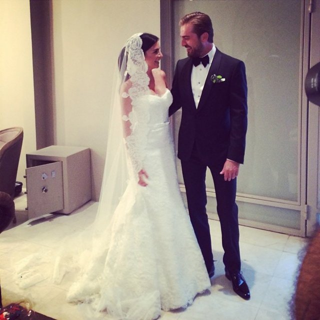 Takipçileri çifte mutluluk dilerken, Alkoçlar'ın dantel ağırlıklı duvağı dikkat çekti.