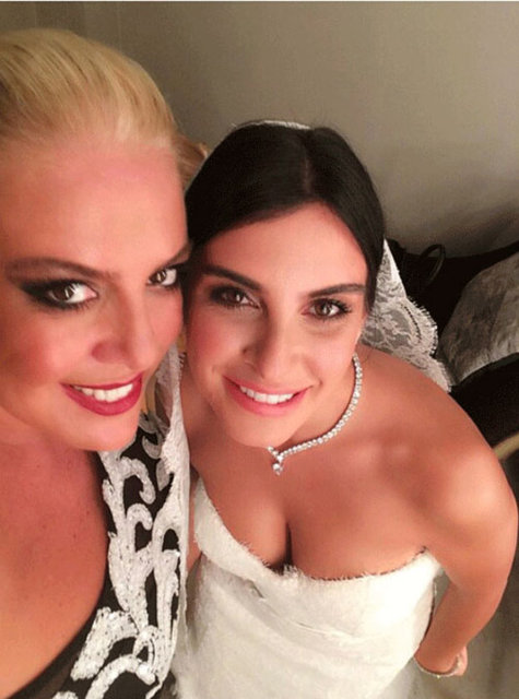 Neslişah Alkoçlar geçtiğimiz günlerde anneannesi Hülya Koçyiğit'in evinde kına gecesi düzenlemiş, geceye sürpriz yaparak Düzyatan da katılmıştı.