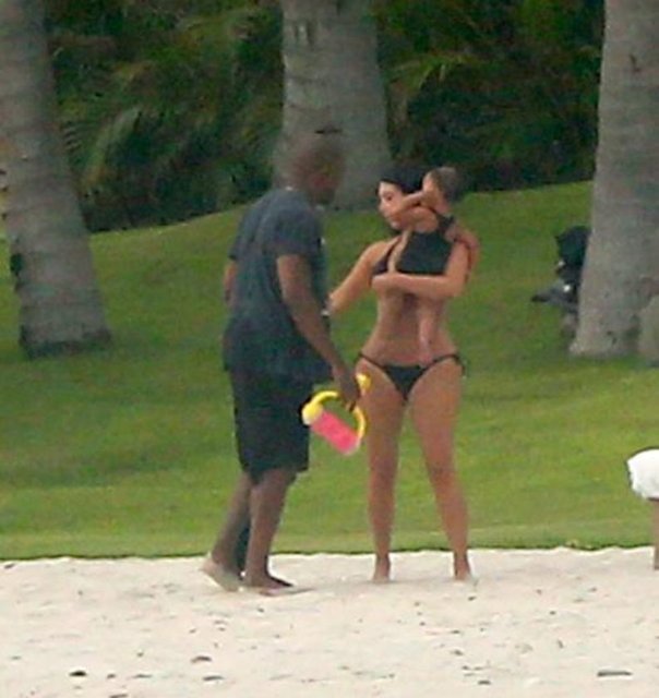 Bir ara minik North babasının kucağında kumsal gezintisi yaptı.