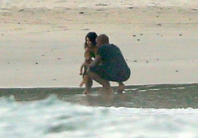 33 yaşındaki Kardashian, kumsalda geçirdiği saatler boyunca kızını bir an bile yanından ayırmadı.