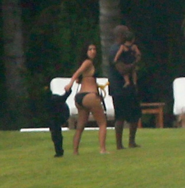 Kim Kardashian'ın kızına da kendisiyle bir örnek, aynı renk bikini giydirdiği de dikkatlerden kaçmadı.