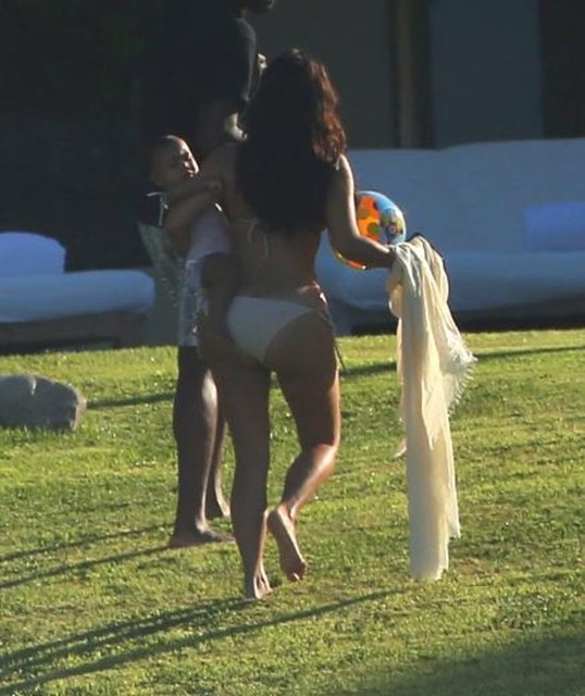 Magazin basının taktığı isimle "Kimye" çifti yani Kim Kardashian ile Kanye West kızları North ile birlikte Puerto Vallarta'da keyifli günler geçirdi.