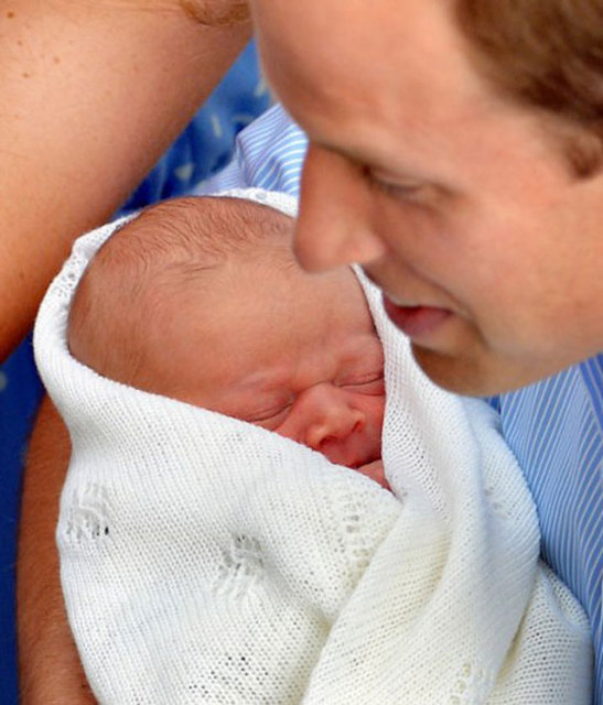 Bu haber üzerine herkes Cambridge Dükü William ve Düşes Kate Middleton'ın bebekle görüntüsünü bekledi. Medya, hastane kapısının önünden ayrılmadı.