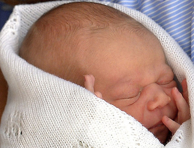 Ertesi gün hastaneden Düşes'in kucağındaki Prens George, tüm dünya kamuoyunun karşısına çıktı. Anne ve babasıyla ilk pozunu vermiş oldu. -