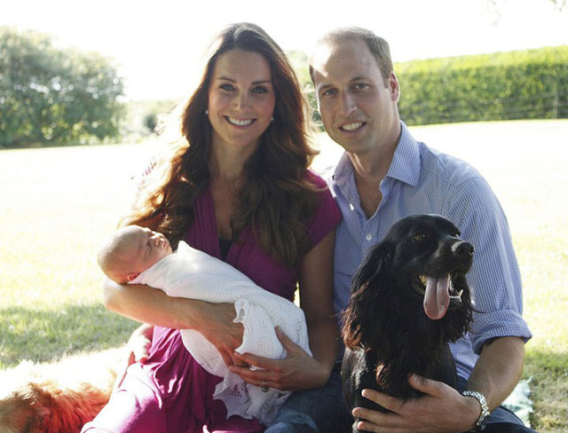 Bugün ise Prens George 1 yaşına girdi. Vaftiz töreninin ardından anne ve babasıyla birlikte Yeni Zelanda ve Avustralya gezilerine çıktı.