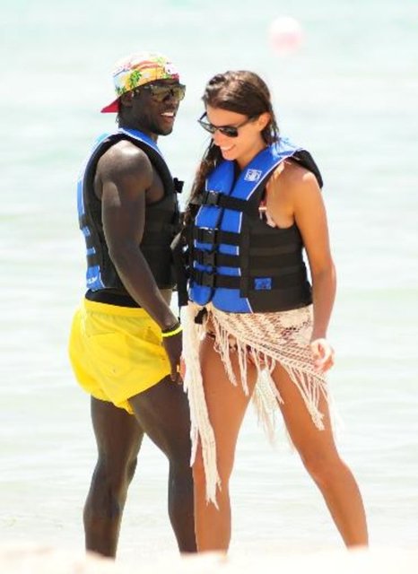 İşte dünyanın en güzel futbolcu eşlerinden biri olan Ludivine Sagna'nın Florida kumsallarında fırtına gibi esen plaj kreasyonundan örnekler.