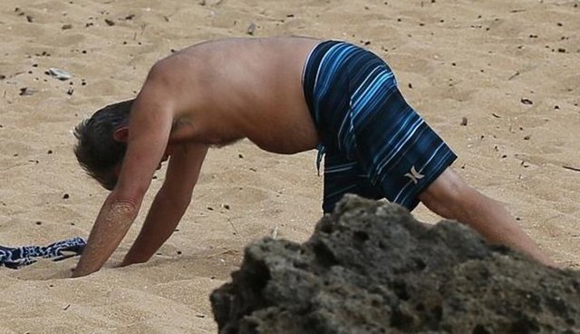 61 yaşında olmasına rağmen hala fit görünen Brosnan, bu kez tek başına tatil yapmayı tercih etti.