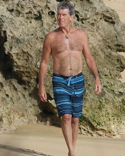 Karizmatik aktör Pierce Brosnan, Hawaii'de objektiflere yakalandı.