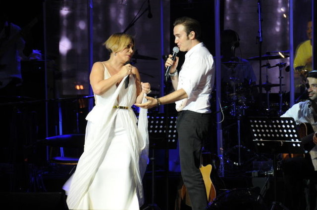 'KENDİMDEN TİKSİNİYORUM'Mustafa Ceceli'yi konserinde orkestrasına dahil eden Aksu,şarkıyla birlikte Tarkan'ın 'Şımarık' ve 'Şıkıdım' şarkılarını birlikte seslendirdi.