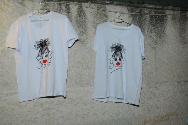 Konser alanında Sezen Aksu tişörtleri satıldı.