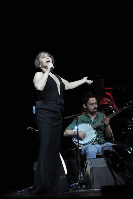 Aksu ayrıca yeni albümünde yer vermek istediği bir şarkıyı seslendirdikten sonra seyircilerinden şarkıyla ilgili fikir aldı.