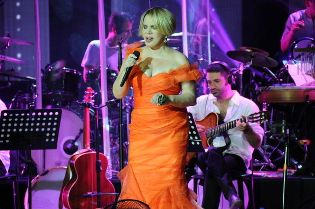 Aksu ilk şarkının ardından savaş mağduru çocuklar için şu sözleri söyledi: