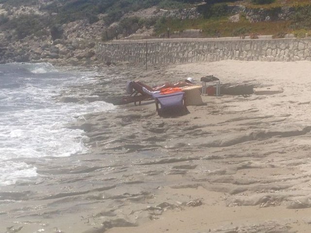 Tam iki saat 15 dakika boyunca hiç kıpırdamadan yatan sosyetik güzelin güneşe dayanıklılığı ve sabrı beach'teki herkesi şaşkına çevirdi.