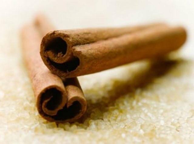 Tarçın -  - Likit rujlarınızın içine bir miktar tarçın yağı koyabilir veya 6 damla tarçın yağı, 5 yemek kaşığı zeytinyağı ve 1 adet E vitamini kapsülü koyarak hazırladığınız karışımı dudaklarınıza sürebilirsiniz