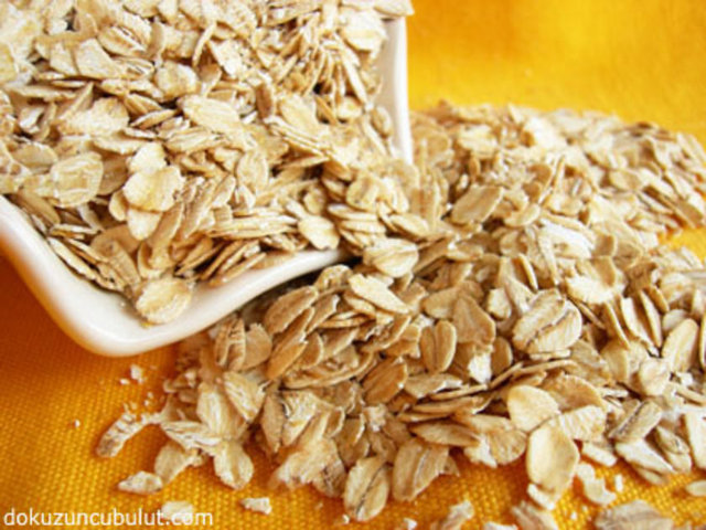 Yulaf -  - 1 yumurta sarısı ve 5 gr. yulafı karıştırın ve hazırladığınız karışımı dudaklarınıza sürüp 10 dk bekletin. Dudakların üzerinde ölü deriyi atan ve kuruluğu yok eden bu karışım aynı zamanda dolgunlaştırıcı etkisi de var