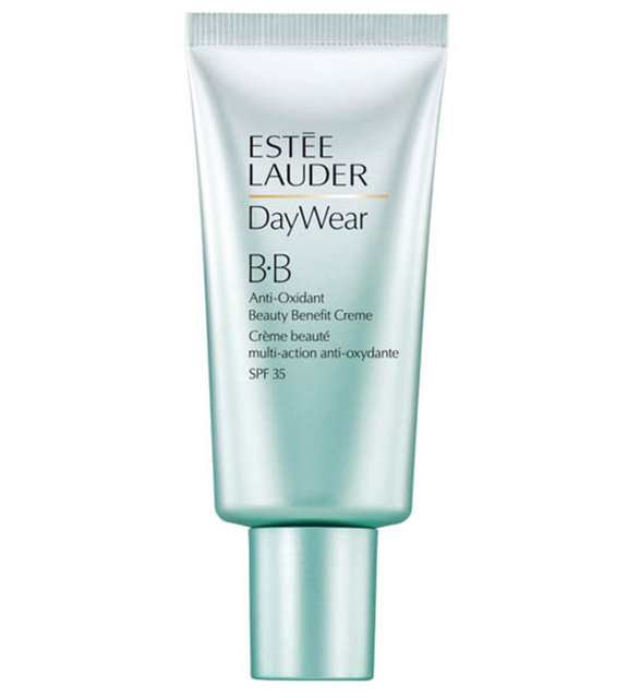 Estee Lauder Day Wear BB krem, antioksidan koruması sağlıyor, aydınlatıyor, nemlendiriyor, kusurları kapatıyor ve geni spektrumlu bir güneş kremi özelliği taşıyor. Fiyatı 109 TL. -  -