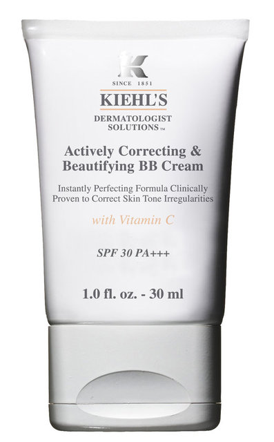 Kiehl's Actively Correcting & Beautifying BB kremin, doğal mineral pigmentleri cilt tonunu düzenlerken,  gliserin nemi tutuyor,  titanyum oksit ise, UVB ve UVA ışınlarına karşı güçlü koruma sağlıyor. Fiyatı 79 TL.