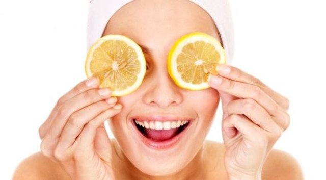 Cildinizin parlak görünmesine yardımcı olacak bir başka şey de limondur -  - Limonu yüzünüze sürerek kısa zamanda parıldamasına yardımcı olabilirsiniz
