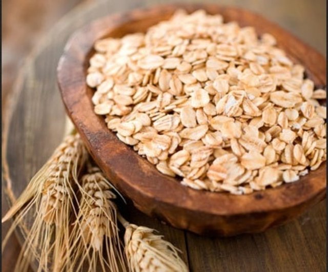 Yulaf: Bir başka protein kaynağı olan yulaf ile çocuklarınıza kahvaltı hazırlayabilirsiniz. Fitokimyasallar, E vitamini ile demir, çinko ve magnezyum gibi birçok mineral açısından da zengin olan yulafa biraz meyve veya bal ekleyerek tatlandırabilirsiniz