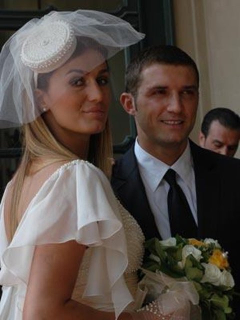 Ayrıca kendisi çocuk doğurmamı da istiyor. Benim yerimde başka biri olsa İtalya'ya giderdi, ben gitmek istemiyorum. O Türkiye'ye yerleşemiyor, benim de İtalya'ya yerleşmem söz konusu olamaz. Bu durumda ayrılacağız. Avukatlarımıza vekalet verdik.