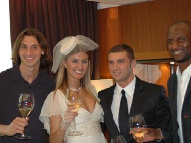 Özay, boşanma davası için avukatına vekalet verdiğini açıkladı. Evliliğini yürütebilmek için 5 yıldır Türkiye ve İtalya arasında mekik dokuduğunu belirten ünlü manken, eşi tamamen İtalya'ya yerleşmesini istediği için anlaşmazlık yaşadıklarını söyledi.