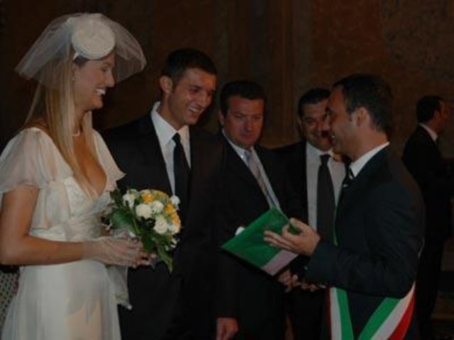 Şu an avukatım İtalyan kanunlarına göre boşanmam için çalışıyor. Evlenirken evlilik sözleşmesi yapmıştık, boşanırken de hiçbir şey talep etmiyorum."