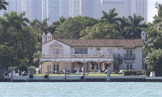 Aktör, film yapımcısı, yönetmen ve ressam olan James Franco da listede adı geçen ünlülerden..