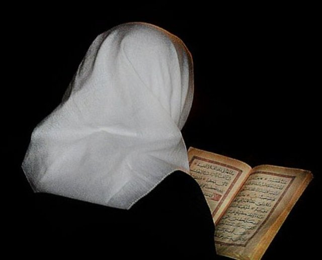 Peygamber Efendimiz (sav) bir hadisi şeriflerinde "İnanarak ve mükâfatını Allah'tan bekleyerek Kadir gecesini ihya edenlerin geçmiş günahlarının affedileceğini" müjdelemiştir.
