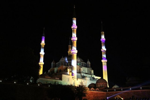 Kadir Gecesi, gecelerin en faziletlisi ve bereketlisidir. Bu gece çok değerli ve müstesna bir gece olduğundan Kur'an-ı Kerim'de müstakil bir sure ile yüceltilmiş, 97. sure olan Kadir suresi buna tahsis edilmiştir.
