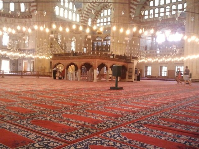 komşularımızı, fakir ve yoksulları sevindirerek, geçmişlerimizi rahmetle anarak geçirmeliyiz.