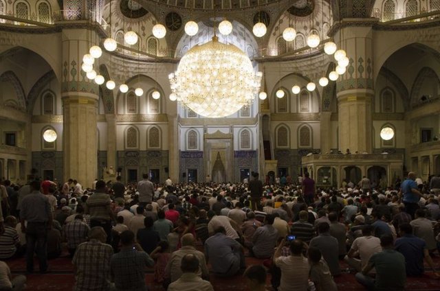 Bu gece bin aydan daha hayırlı olan ve fecre kadar devam selam ve esenlik dolu bir gecedir. Bu gece oruç, Kuran, teravih ve diğer ibadetlerle temizlenen müminlerin, meleklerle melekleştiği şükran gecesidir.