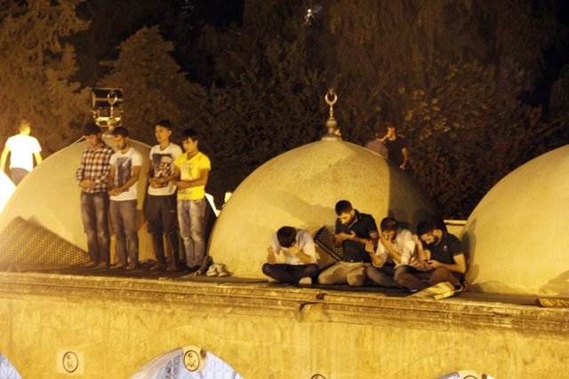 Onlar, minik ellerini açarak Rabbimize şöyle dua etsinler; 'Rabbim, yeryüzünün hiçbir yerinde çocuklar hunharca katledilmesin. Rabbim, bu çocukları katledenlere sen cezasını ver'. Allah dualarınızı kabul etsin. Kadriniz yüce olsun" diye konuştu. -