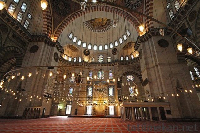 Kadir gecesini ihmal etmek, ibadetsiz ve boşa geçirmek müslümana yakışmayan bir davranıştır.