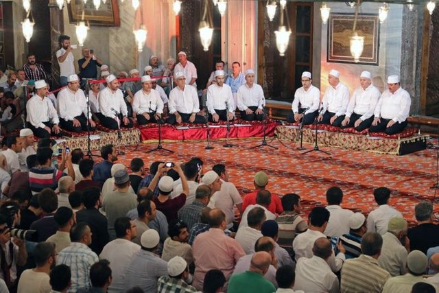 SULTANAHMET CAMİSİ - Orucunu At Meydanı, Sultanahmet Camisi'nin avlusu ve Sultanahmet Meydanı'nda açan vatandaşlar, yapılan dualara eşlik etti.