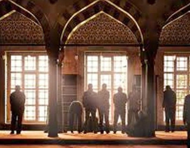 Allah'ın insanlara peygamberler vasıtasıyla son hitabı ve nihai mesajı olan Kuran'ın indirilmesi, insanlığın hidayetine bir dönüm noktası teşkil ettiği için bu olayın gerçekleştiği gece özel bir anlam taşır.