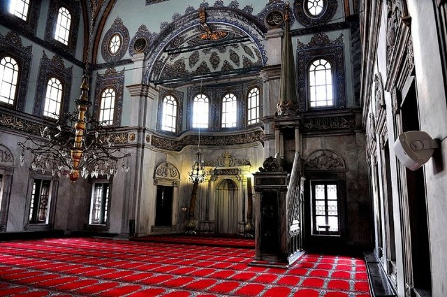Duanın ve niyazın çok fazla yapılması güzel görünmektedir. Bu gecenin kadrini bilen ve onu iyilikle ve ibadetlerle ihya eden kimse Allah katında yüksek yer ve şeref sahibi olur.