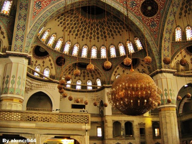 Bu gece melekler yeryüzüne inerken bereket ve rahmette iner, Kuran okunduğu zaman melekler yeryüzüne inerler. Bu gece her iş için bir selamet ve saadet gecesidir.