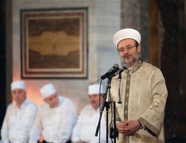 Kadir Gecesi'nin Müslümanlar için çok önemli ve kutsal bir gün olduğunu belirten Görmez, son yıllarda İslam dünyasındaki olumsuz olayların son bulması için böyle önemli gecelerde bolca dua edilmesi gerektiğini anlattı.