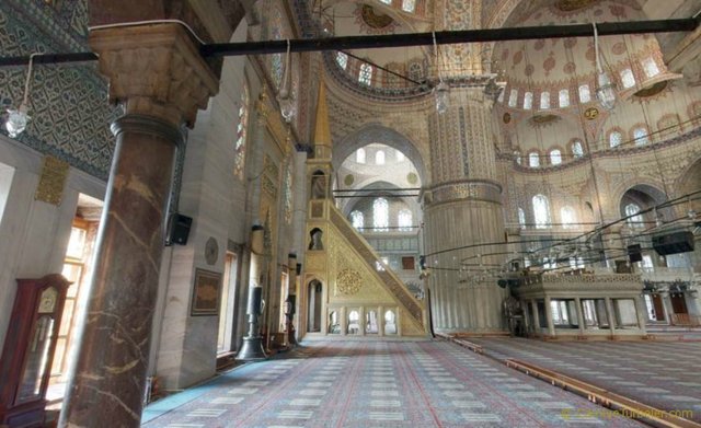 Ramazan ayının 27. gecesi İslam âleminde Kadir Gecesi olarak bilinir ve kutlanır. Çünkü bu gece hayırlarla dolu olayların meydana geldiği mübarek bir gecedir.