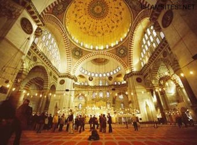 Ramazanın son on gününe girildiğinde Hz. Peygamber (sav) dünyevi işlerinden uzaklaşıp itikâfa çekilir, geceleri daha çok ibadet ve tefekkürle geçirdiği gibi ailesini de ibadet için uyanık tutardı.