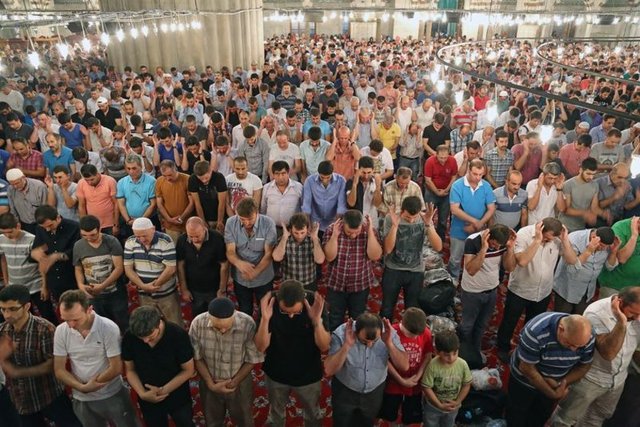 Vatandaşlar, başta Gazze olmak üzere İslam dünyasındaki sıkıntıların son bulması için hep birlikte dua etti. Caminin girişinde ve şadırvanında uzun kuyruklar oluştu.