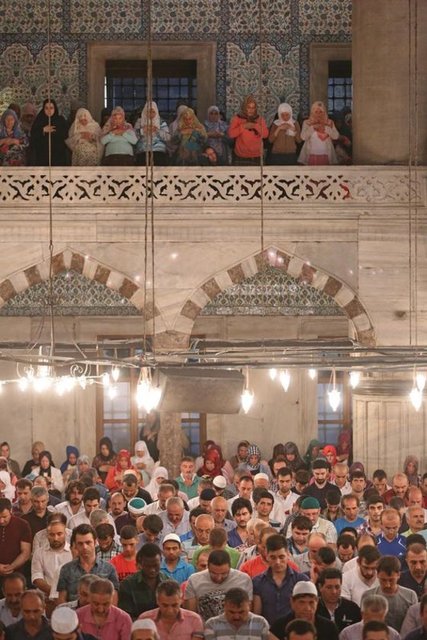 Vatandaşlar, caminin içinin yanı sıra avlusu ve bahçesinde de teravih namazı kıldı. Bazı Müslüman turistlerin de camiye geldiği görüldü.Vatandaşların Kur'an-ı Kerim okuduğu caminin bahçesinde turistler de fotoğraf çekti.