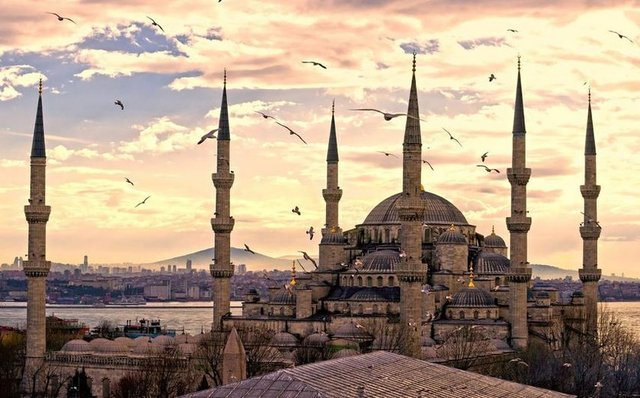 Kadir gecesini kesin olarak belirlenmemesinin hikmeti üzerinde duran âlimler, bu durumun gecenin feyzinden istifade etmek için daha uygun olduğunu söylemişlerdir.