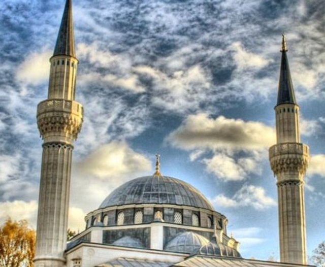 Ve Kadir süresini okudu. Peygamber (sav) Efendimiz ve beraberindekiler bunun üzerine çok sevindiler."
