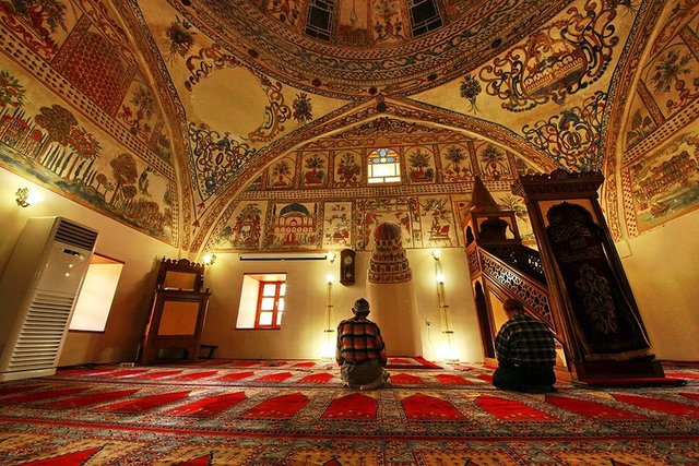 Bu hususta sahabeden gelen rivayetlerde en çok Ramazanın 27. gecesi öne çıkıyorsa da bu rivayetler ihtilaflı olduğundan kesinlik ifade etmemektedir.